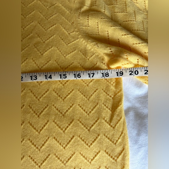 Cashmere sweater in yellow. - Picture 3 of 6